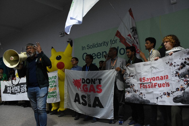 サヨナラ化石燃料」 NGOが日本などに抗議デモ COP29 | 毎日新聞