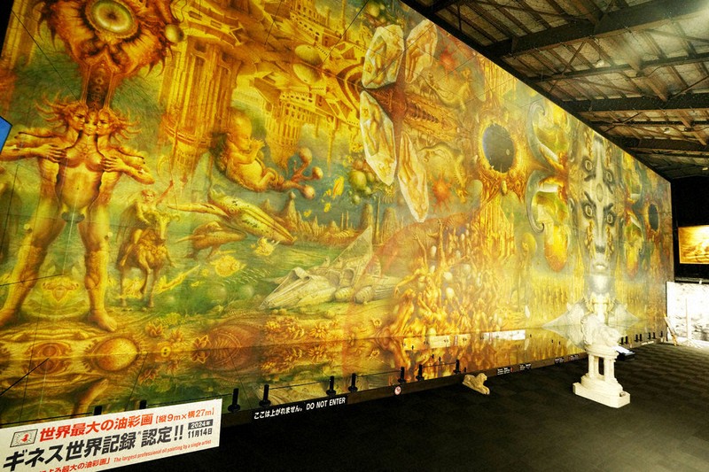 ギネス認定、世界一大きな油彩画 縦9メートル、横27メートル 鏡に反射