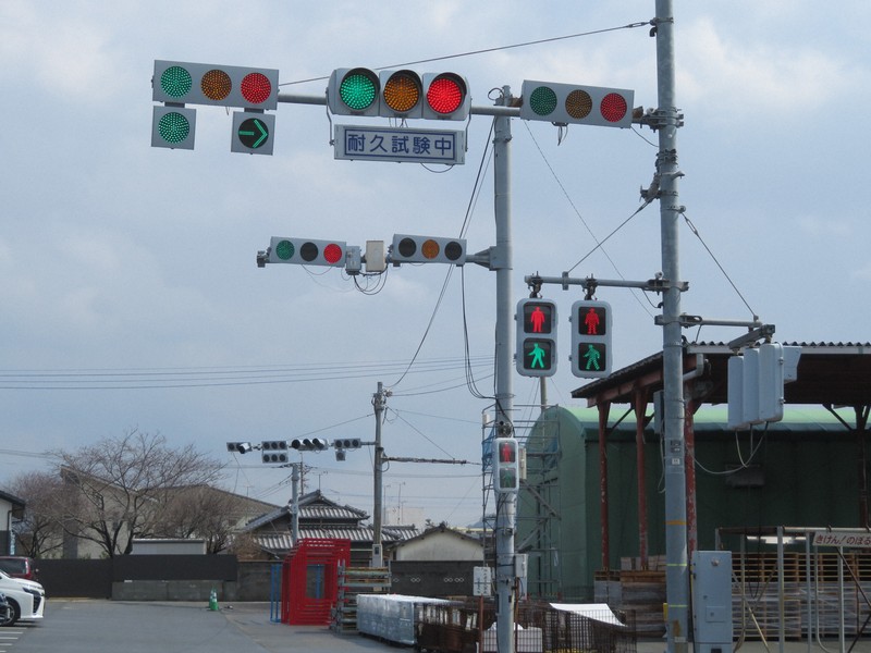 国内生産シェア50％ 信号機メーカーの独自技術が照らす交通安全 | 毎日新聞