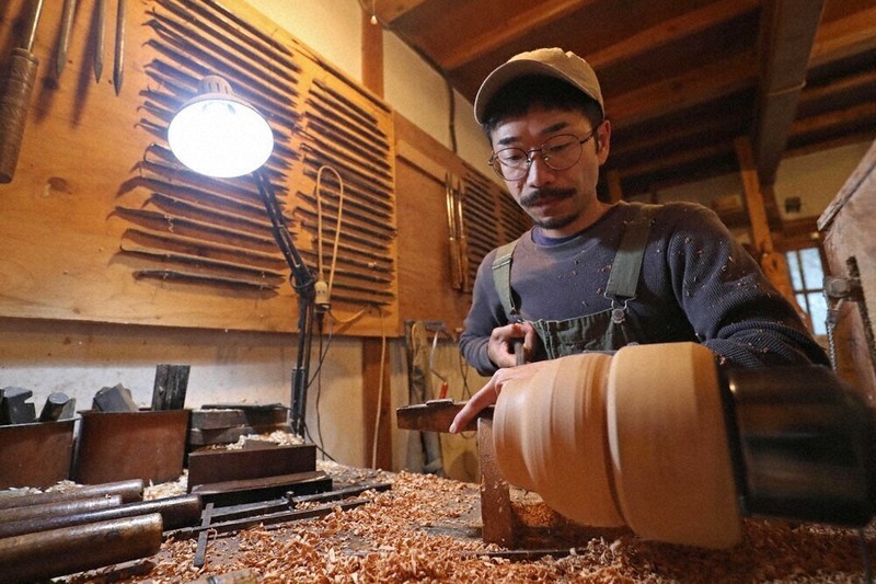 能登地震で解体家屋の廃材をおわんに 輪島塗の技術生かす職人 | 毎日新聞