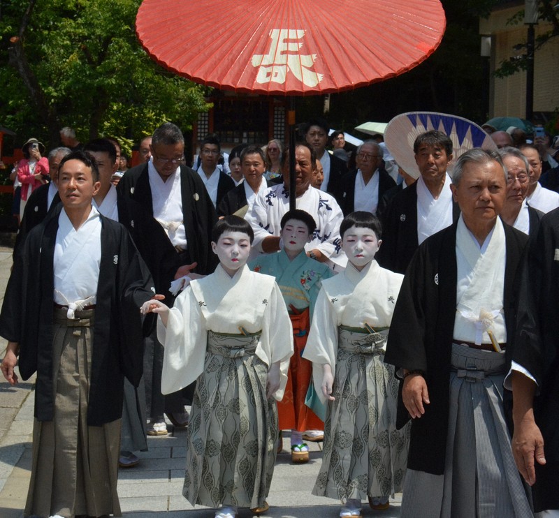 けがなく、楽しい祇園祭に 「お千度の儀」長刀鉾の稚児が笑顔 | 毎日新聞