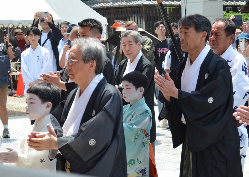 けがなく、楽しい祇園祭に 「お千度の儀」長刀鉾の稚児が笑顔 | 毎日新聞
