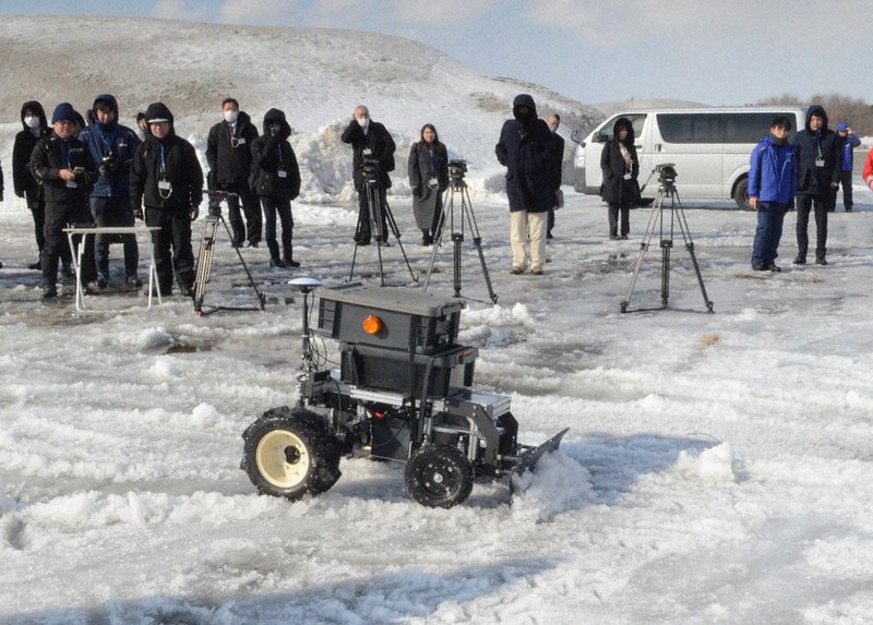 駐機場除雪、ドローンで 新千歳空港で初実証実験 スタッフの省力化期待