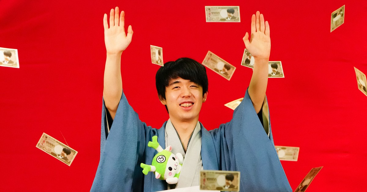 4連覇、笑顔でゴール 「壱万葱」で祝福 藤井王将が勝者の記念撮影