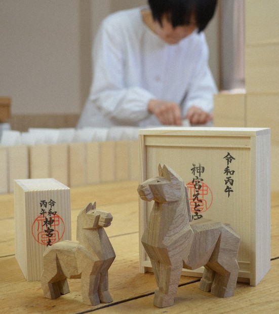 えと守、箱詰めピーク 伊勢神宮 「丙午」一刀彫 ／三重 | 毎日新聞