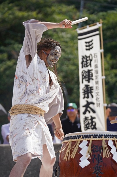 地元の人が元気になる」演奏を 60人が御陣乗太鼓打ち初め 輪島 | 毎日新聞