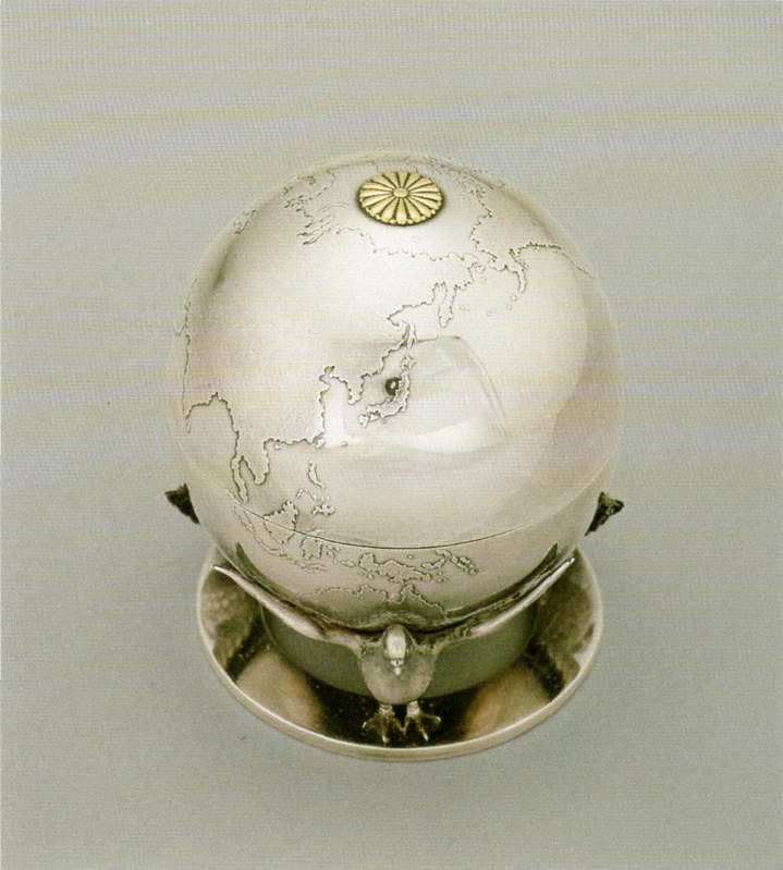 皇室見守り続ける小さな”証人” 菓子器「ボンボニエール」236点が写真集