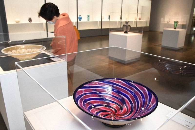 見て感じる光のアート 岩田藤七らガラス作品展 「影にも美しさ」 県立