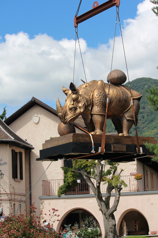 ダリの4トンのブロンズ像 クレーンで山梨の美術館庭園に登場 | 毎日新聞