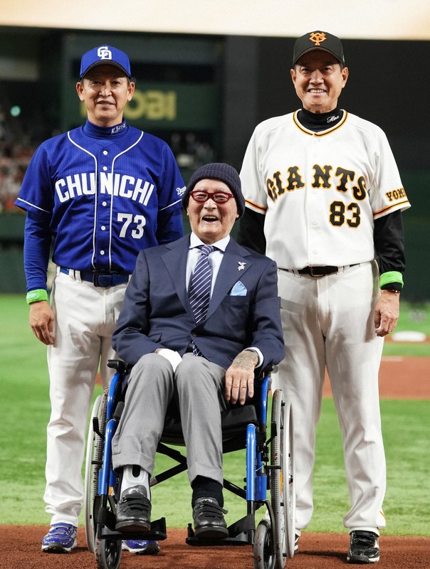 長嶋茂雄氏に温かい拍手 球界初の文化勲章、祝賀セレモニー | 毎日新聞