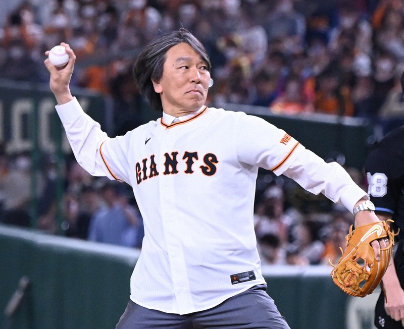 松井秀喜さん、10年ぶりドーム始球式 因縁・高津監督と「競演」 | 毎日新聞