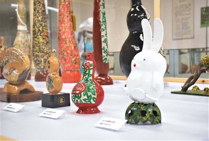 3m特大品、闘うコオロギ用も 世界のひょうたん、鎌倉で展示会 | 毎日新聞