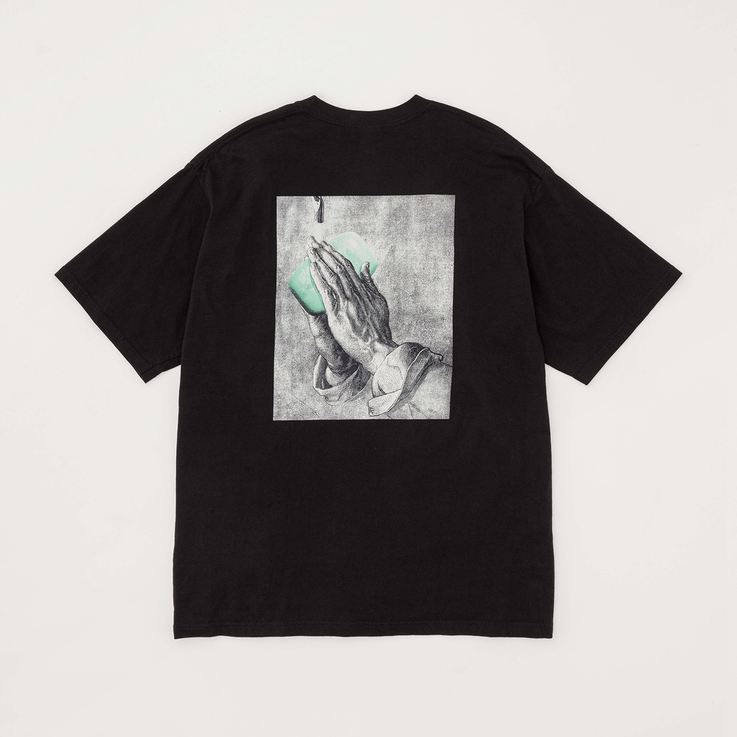 夜を乗りこなす。ENNOYとスタイリスト私物とsakanactionのTシャツが