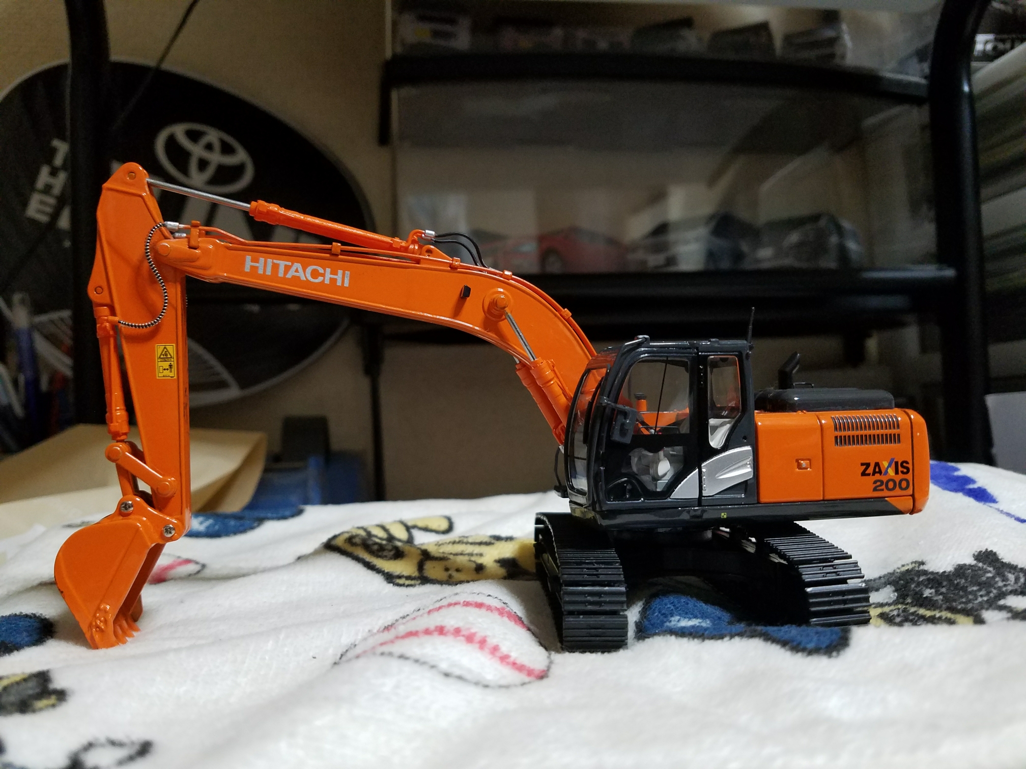 ミニカーレビュー ~1/50 日立建機ZAXIS200-5編~｜よもぎむしのブログ