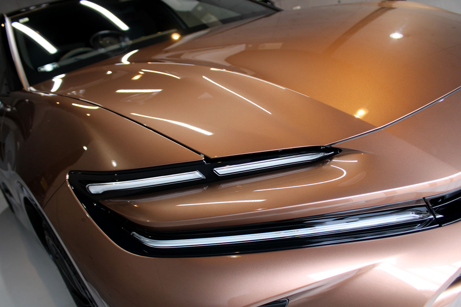 新車】 プレシャスブロンズ×ブラックのバイカラー。トヨタ・クラウン