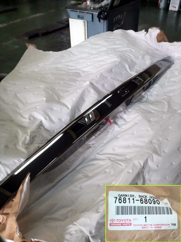 トヨタ(純正) バックドア ガーニッシュ アウトサイド (76811-68090) の