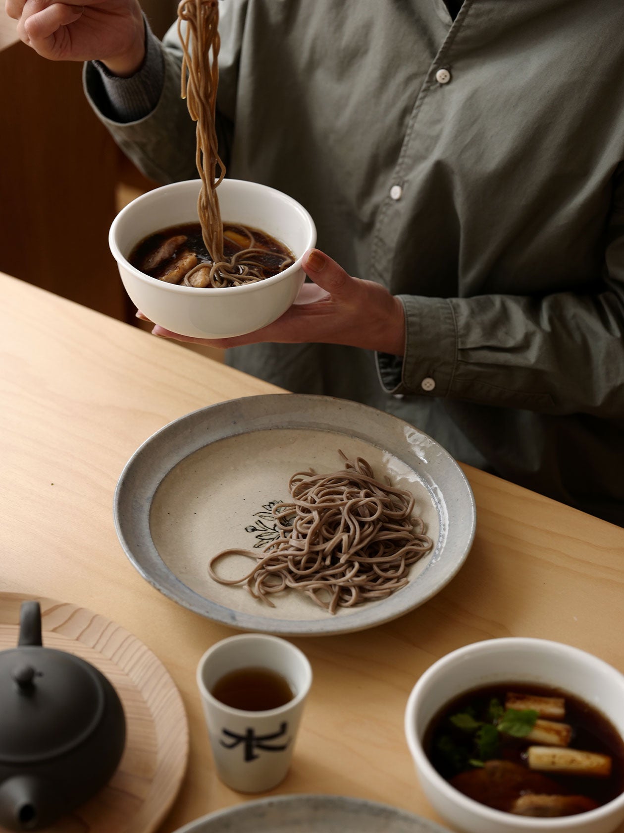 伊賀石本 | 花絵皿 | 東屋