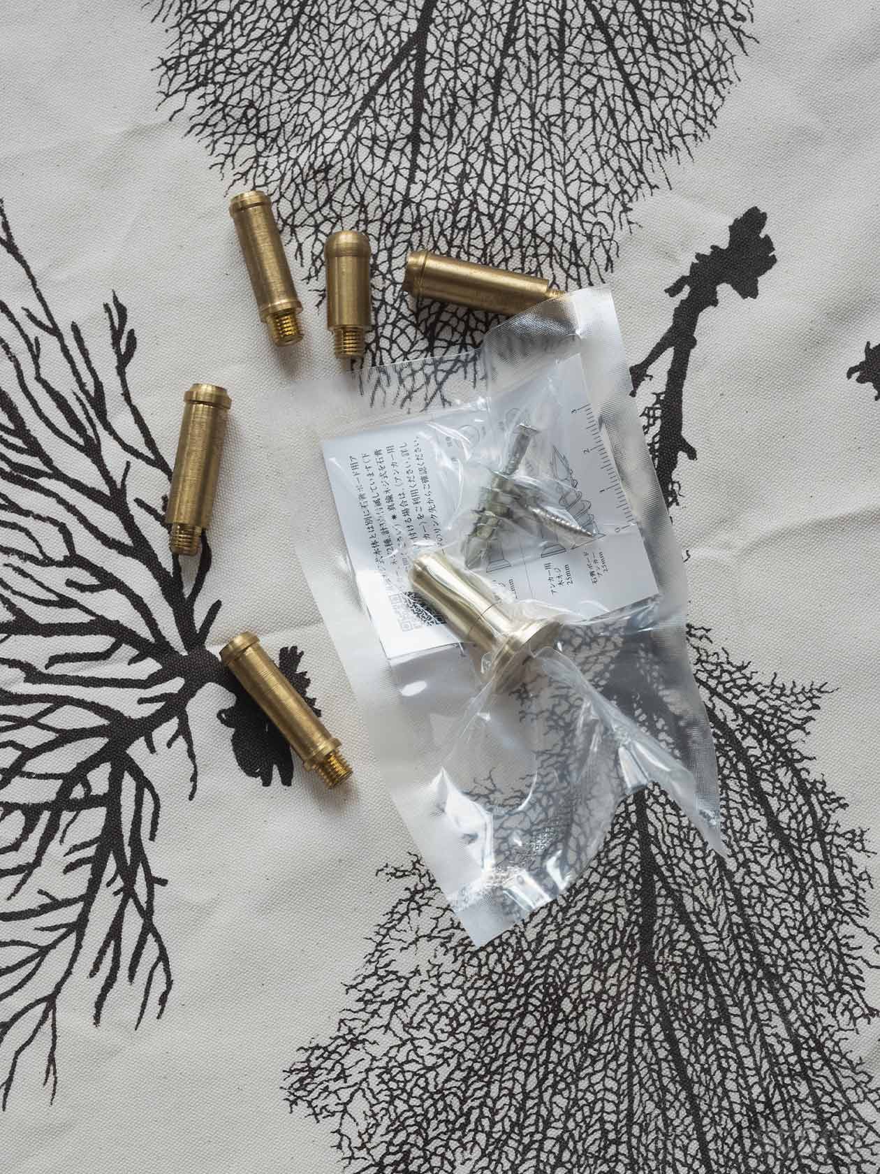 真鍮フック3型｜モップを浮かせて収納できるフック｜SCOPE