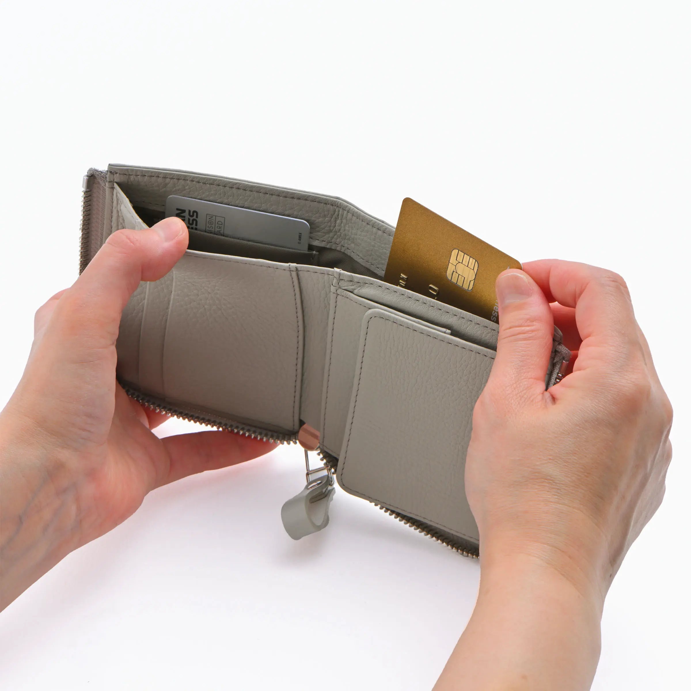 閉めたままでも取り出せる！L字型に開く折りたたみ財布｜撥水レザー ×L