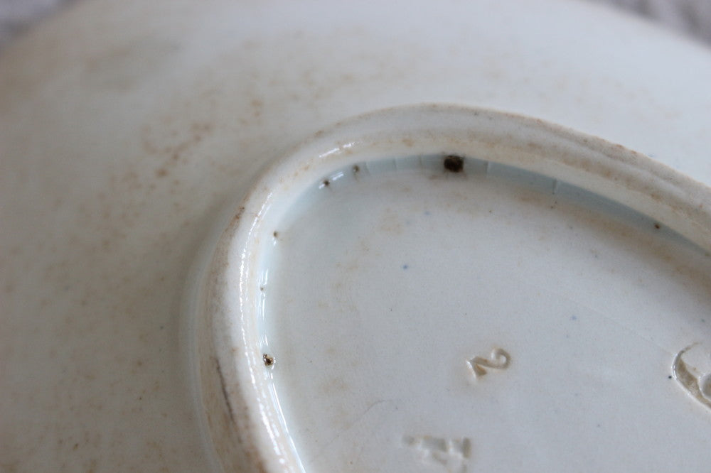 可愛らしい絵柄のクレイユモントロー窯ラヴィエ（横幅24cm） フランス