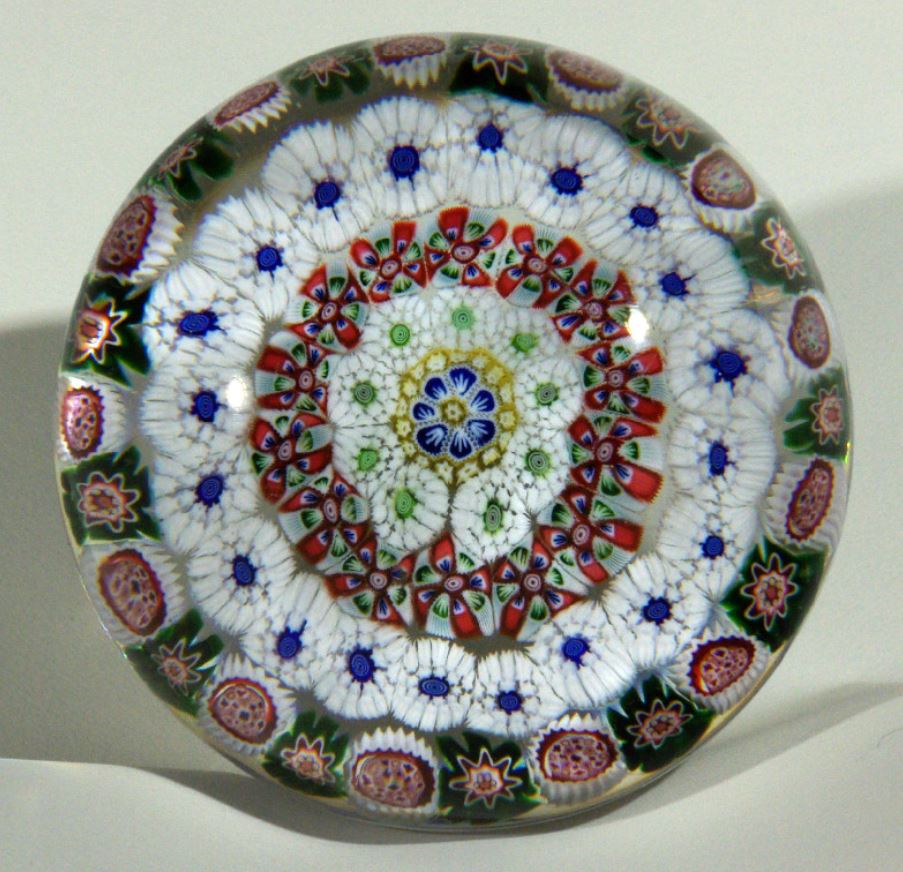 オールドバカラ(baccarat)のペーパーウェイトー 愛されたモチーフたち