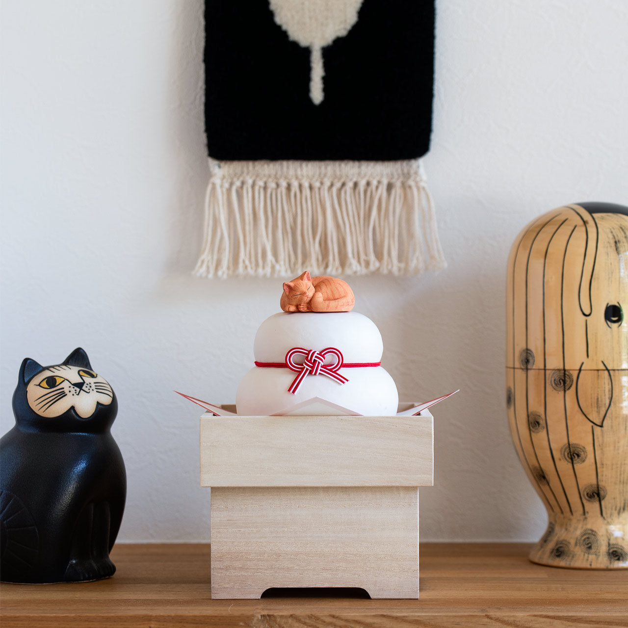 猫好きのための「小さな猫」がのった木製の鏡餅｜ねこくら 木彫りの
