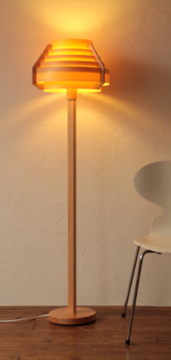 フロアライト｜北欧を始め世界のブランドから厳選した名品の数々