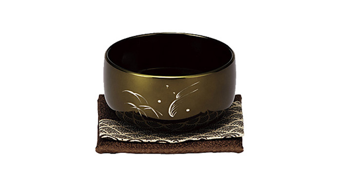 仏具の鐘は「鈴（リン）」と言い、お経の区切りに鳴らす鉢形の金属製