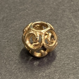 銀座本店では、トロールビーズの750YG素材のファーストサインズビーズ