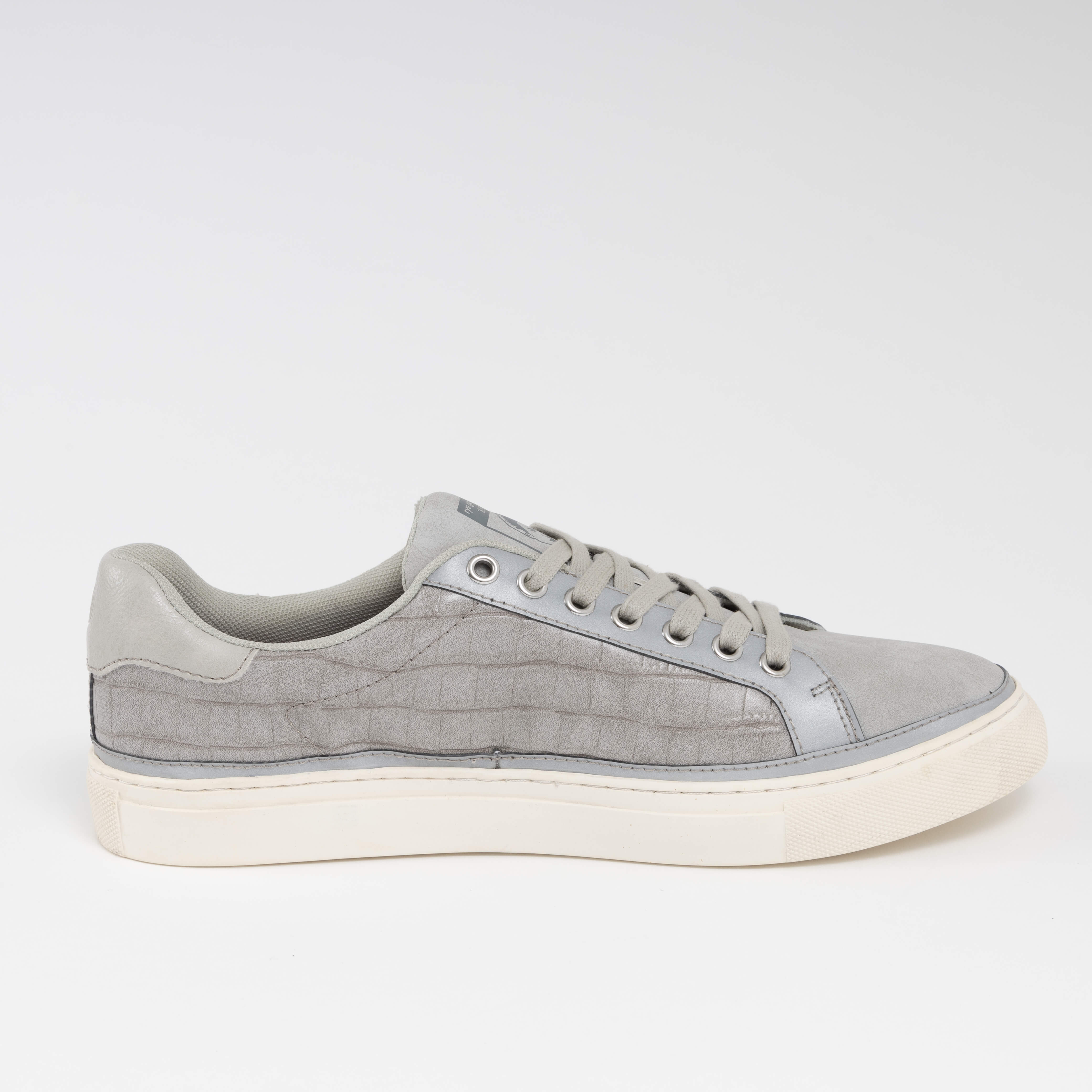 桐生一馬 モデル スニーカー 龍が如く 龍が如く | SuperGroupies