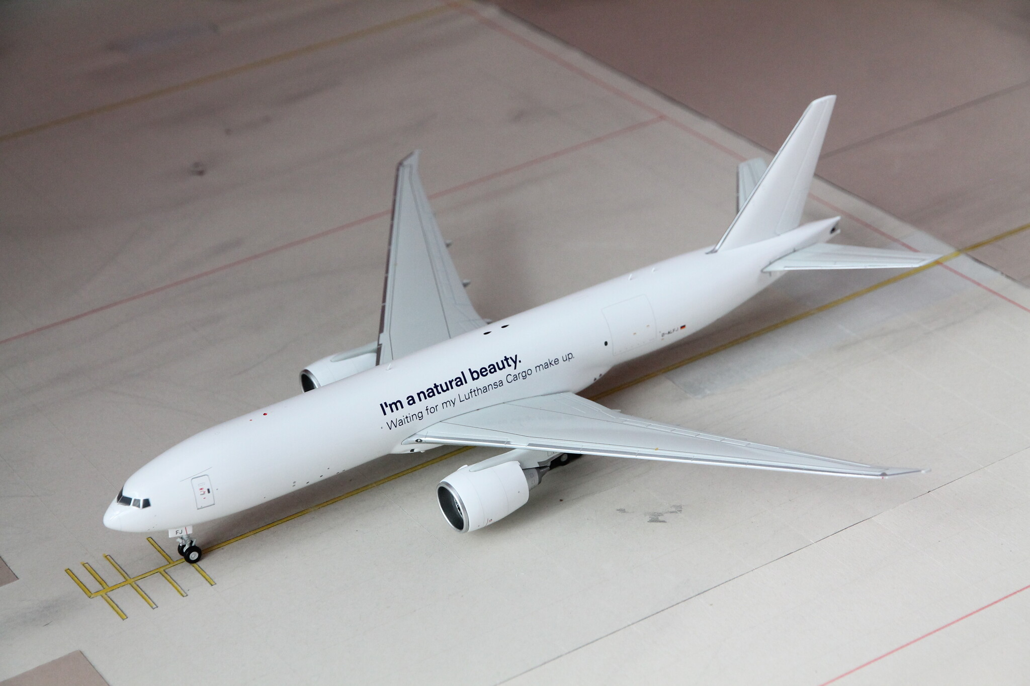 1:200 Lufthansa Cargo Boeing 777-200F D-ALFJ JC Wings XX20193
