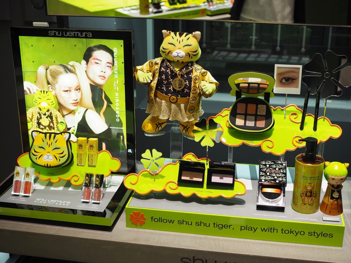 シュウ ウエムラ × アンドウ・ヒロ」はノベルティまで豪華すぎ