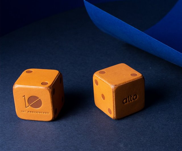 送料無料 53%OFF】台湾 Alto限定 レザーダイス型ペーパーウェイト 2個
