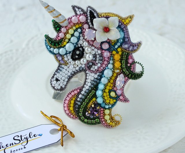 ロシア ビーズユニコーンブローチ。刺繍ブローチ。かわいいブローチ