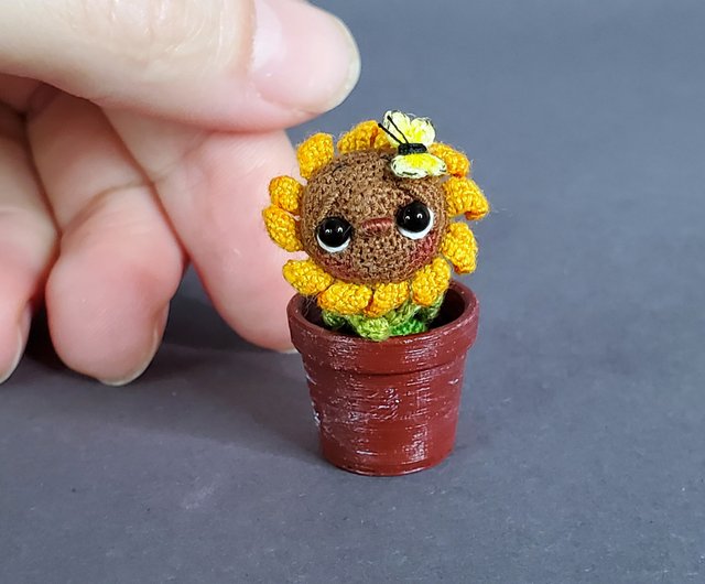 ベラルーシ 鉢植えのミニチュアかぎ針編みの花。ひまわり、カモミール