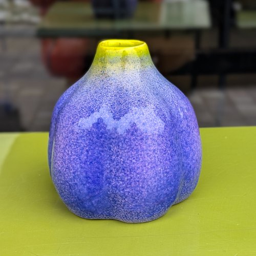 ウクライナ ユニークな陶器の花瓶 イチジクの木、紫色の陶器のつぼみの