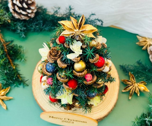 香港 カラフルな松ぼっくりクリスマスツリー、プリザーブドフラワー