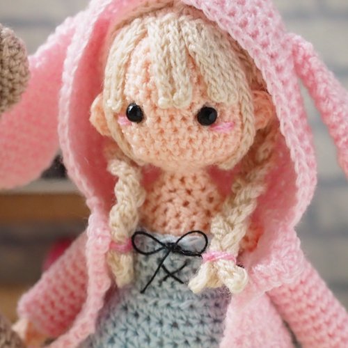 ミニチュア ピンクウサギさんジャケットの女の子 あみぐるみ【受注生産