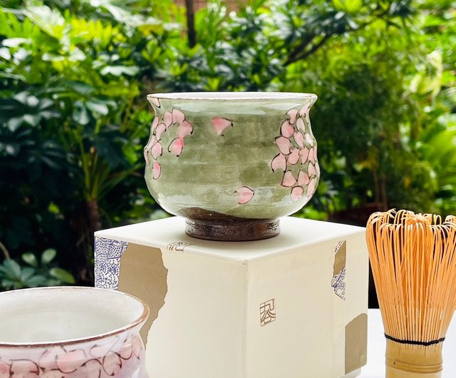 台湾 【有名作家手描き模型】九谷焼 散桜抹茶茶碗（グリーン・ピンク桜