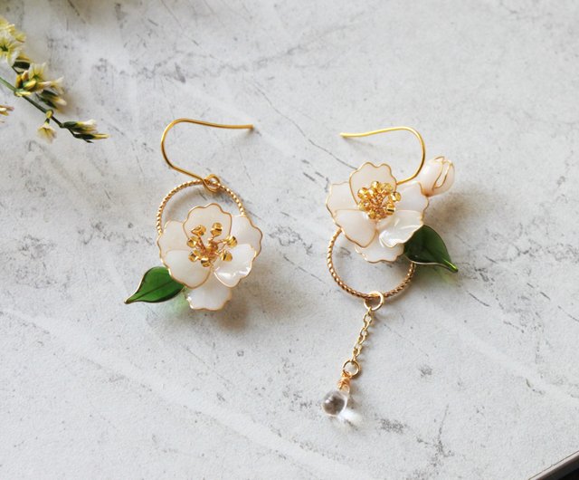 台湾 【椿のアシンメトリーピアス】白い椿のピアス 手作り銅線と樹脂の