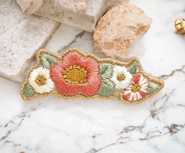 台湾 手刺繍ヘアクリップ。椿。赤 WIJ Handmade - Pinkoi