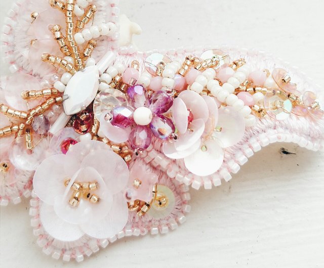 送料無料】台湾 ビーズ 刺繍 ブローチ 蝶々 momolico.handmade - Pinkoi