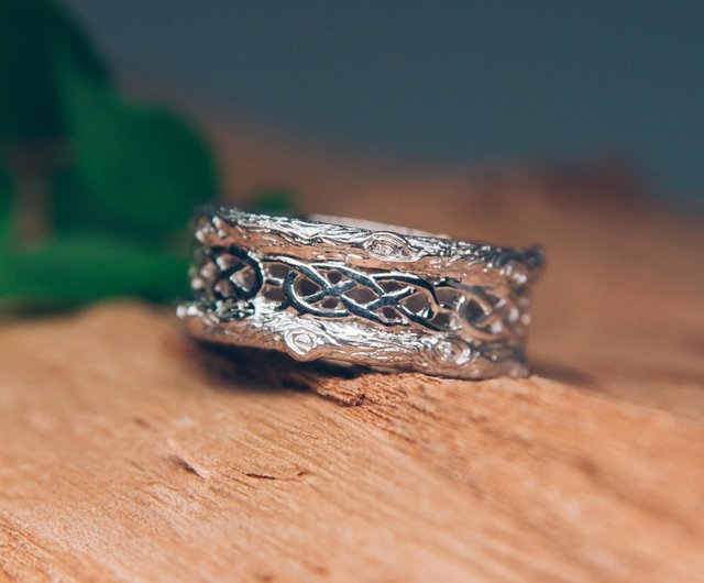 アメリカ合衆国 幅広シルバーケルト結婚指輪 ユニーク シャイニー