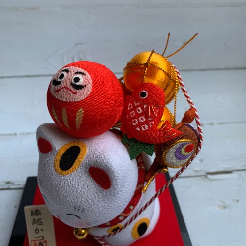 台湾 縁起物を背負った笑顔の招き猫 - だるま/太鼓/魚 開運 贈り物