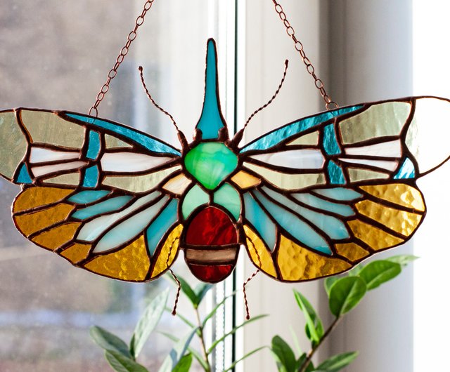 ロシア ステンドグラスの窓。 セミ、色付きの羽を持つ蝶。 ガラスサン
