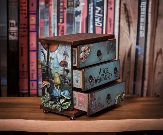 ウクライナ 不思議の国のアリスのジュエリーボックス。不思議の国の