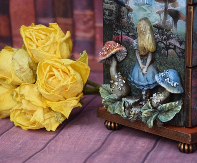 ウクライナ 不思議の国のアリスのジュエリーボックス。不思議の国の