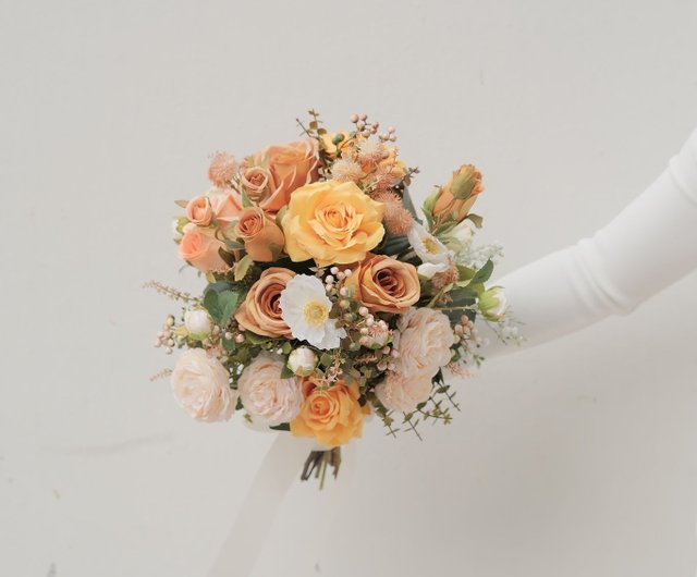 香港 秋のシルクウェディングブーケ、花嫁の手の花束、造花オレンジ