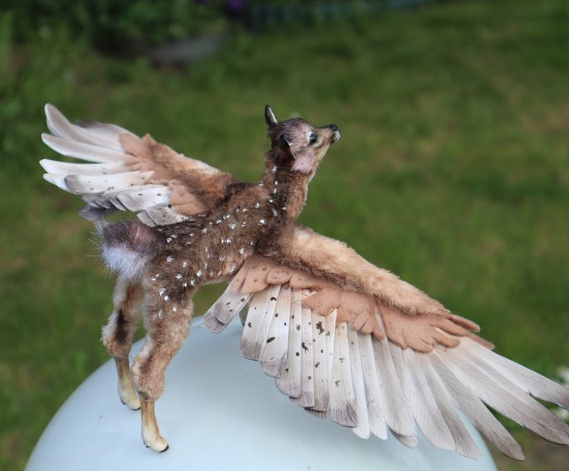 アゼルバイジャン 鹿の翼を持つファンタジー動物のぬいぐるみ！ ポーズ
