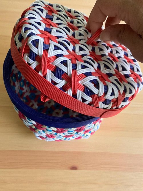 クラフトバンド製、六角編みの蓋付き小物入れ 母と娘のハンドメイド